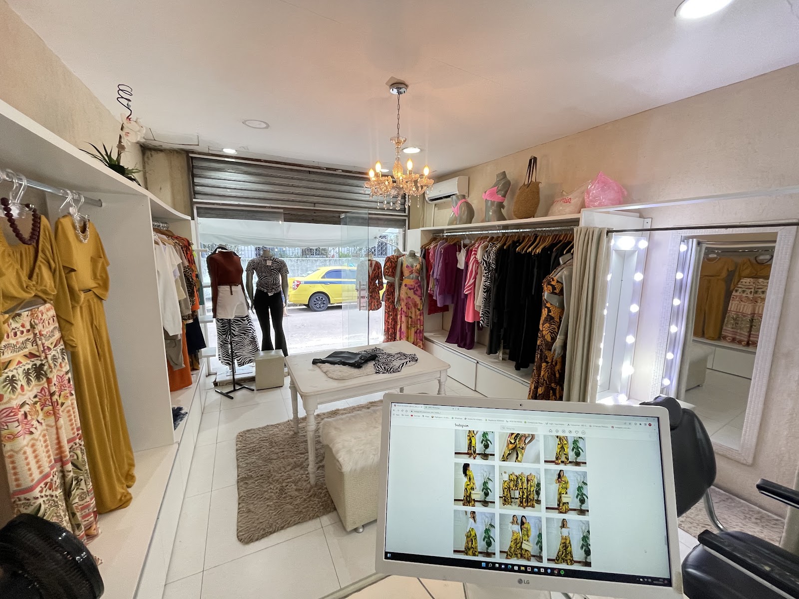 Interior da loja Vício em Moda em Taquara